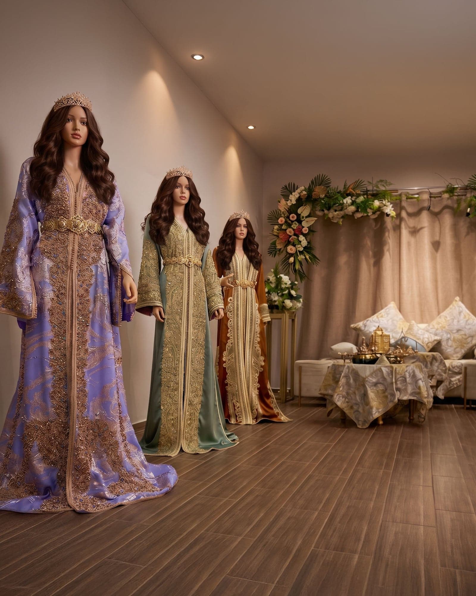 Mannequins en caftans devant une arche florale — espace mariée privatisé, New Style Tiznit.