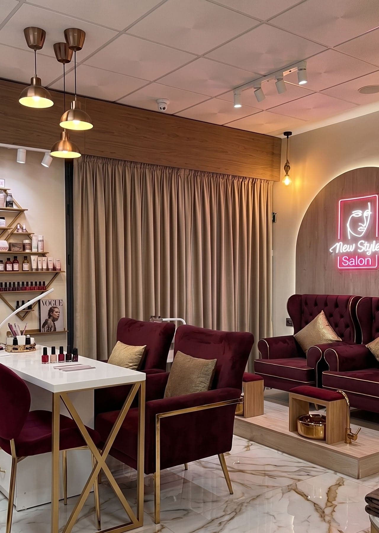 L'intérieur de New Style — fauteuils en velours bordeaux, néon scripté, marbre Calacatta.