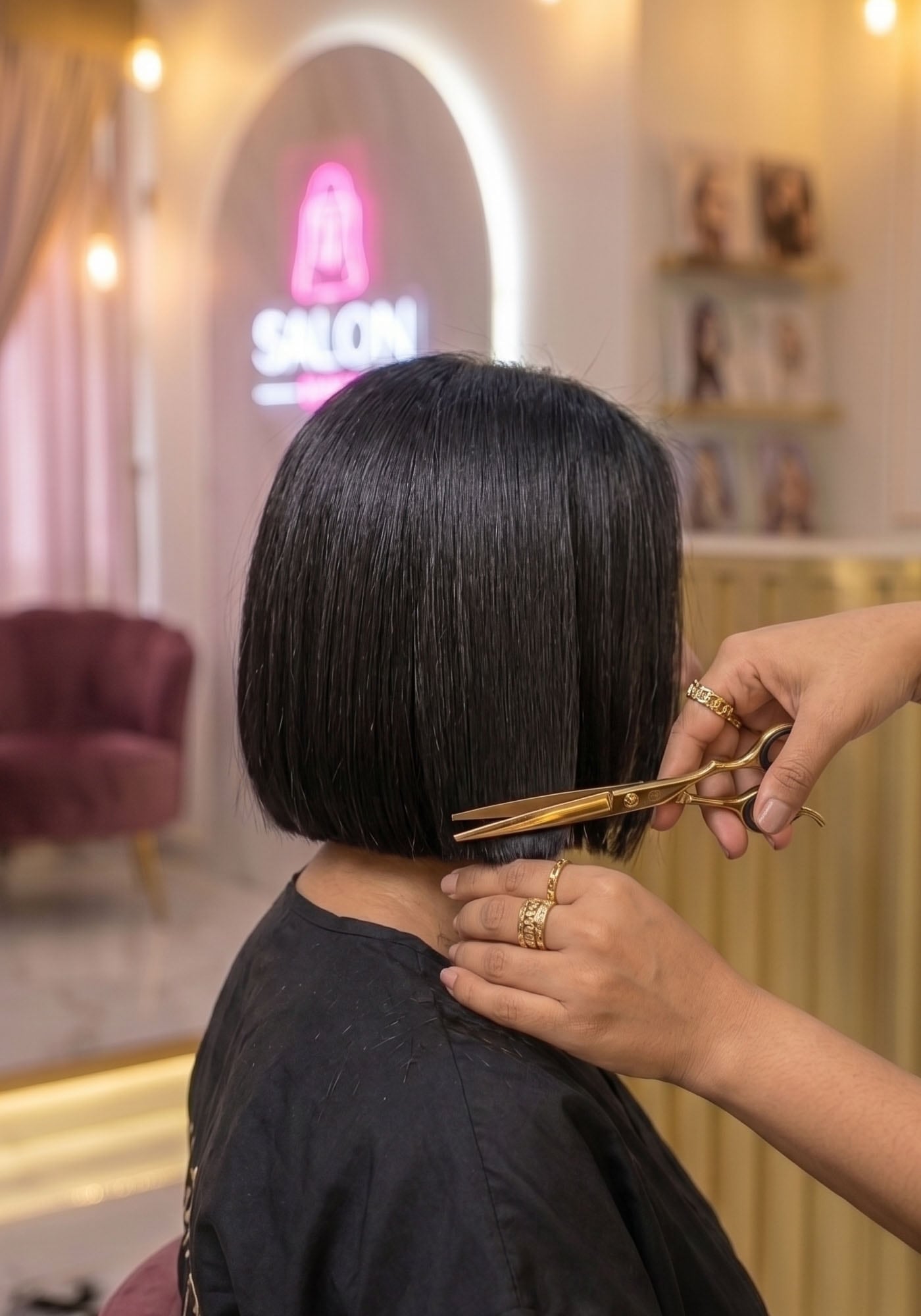 Coupe au carré net, reflet miroir laiton — geste de coiffure New Style.